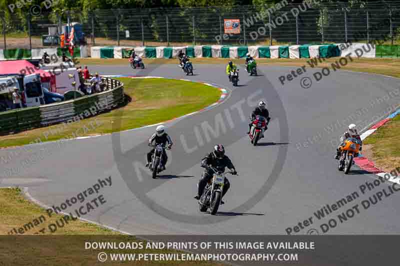 Vintage motorcycle club;eventdigitalimages;mallory park;mallory park trackday photographs;no limits trackdays;peter wileman photography;trackday digital images;trackday photos;vmcc festival 1000 bikes photographs